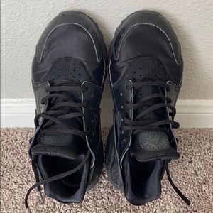Black nike air huaraches